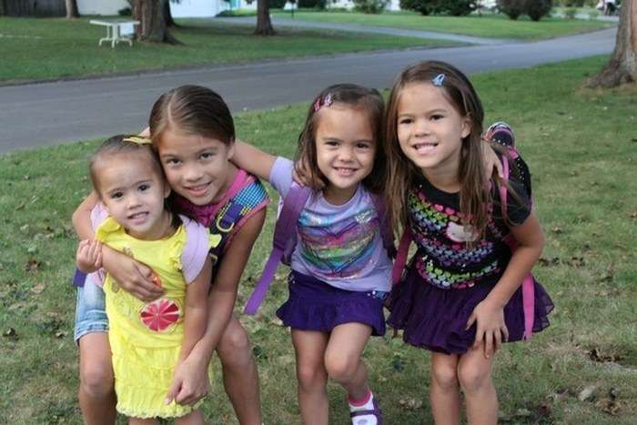 Після смерті подруги жінка стала виховувати чотирьох дочок (6 фото)