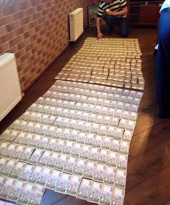 Заступник генпрокурора України Давид Сакварелідзе опублікував фото грошей, знайдених в ході обшуків в прокуратурі (4 фото)
