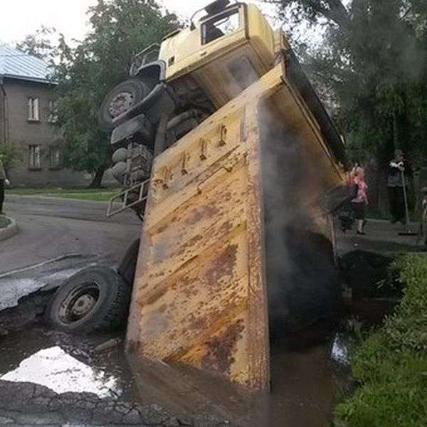 У Санкт-Петербурзі вантажівка з асфальтом провалився у величезну яму на дорозі (3 фото)