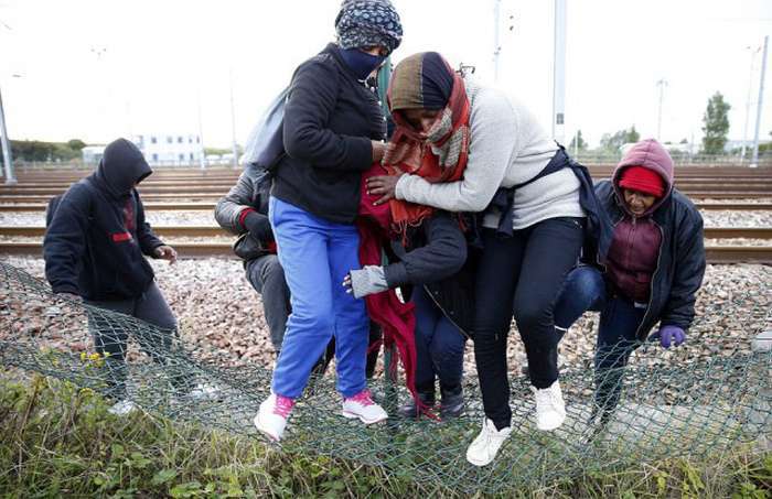 Нелегальні мігранти третій день штурмують Євротунель в надії потрапити у Великобританію (20 фото)