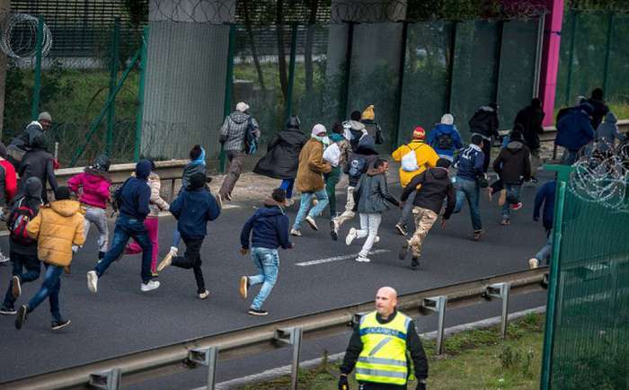 Нелегальні мігранти третій день штурмують Євротунель в надії потрапити у Великобританію (20 фото)