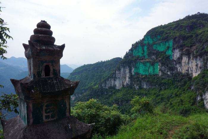 Китаєць перефарбував гору в зелений колір, так як вона не відповідала правилам фэншуя (4 фото)