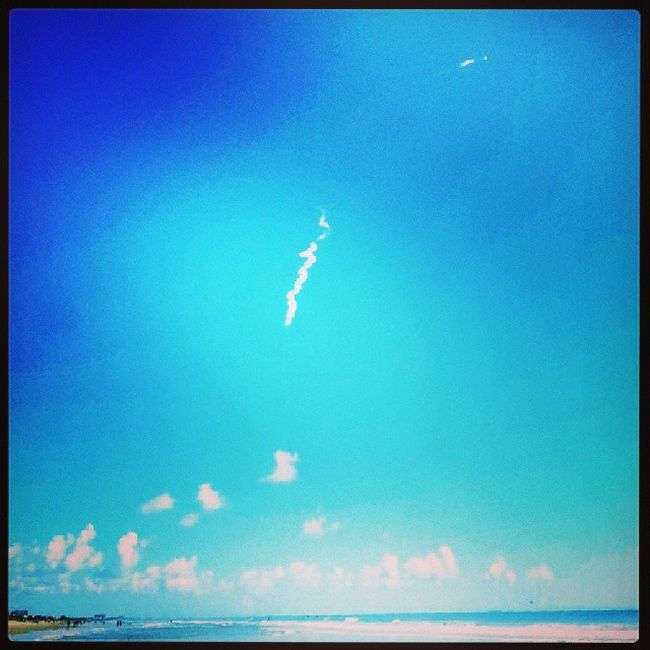 Ракета Falcon 9 вибухнула через 2 хвилини після старту (9 фото + відео)