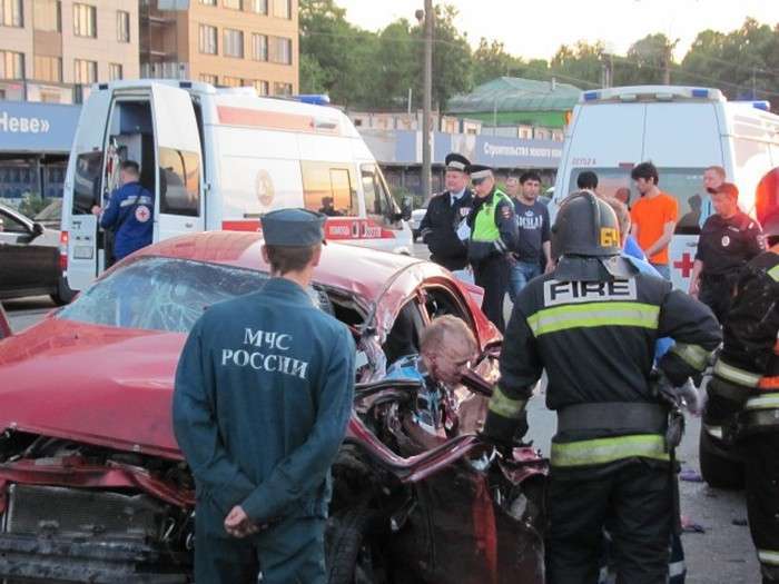 Гонка люксових позашляховиків в Санкт-Петербурзі закінчилася масовим ДТП (8 фото)
