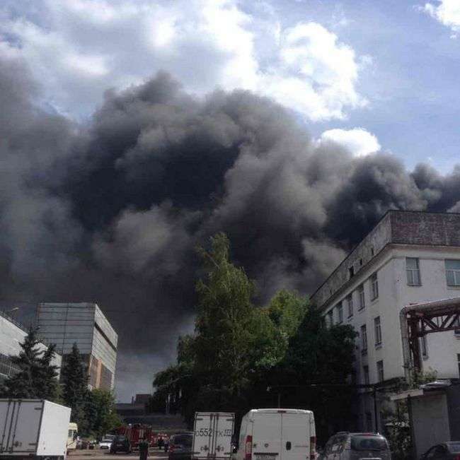 У Москві на колишньому заводі ЗІЛ сталася велика пожежа (13 фото)