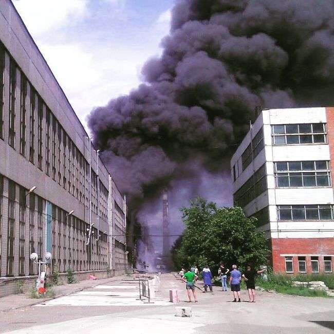 У Москві на колишньому заводі ЗІЛ сталася велика пожежа (13 фото)