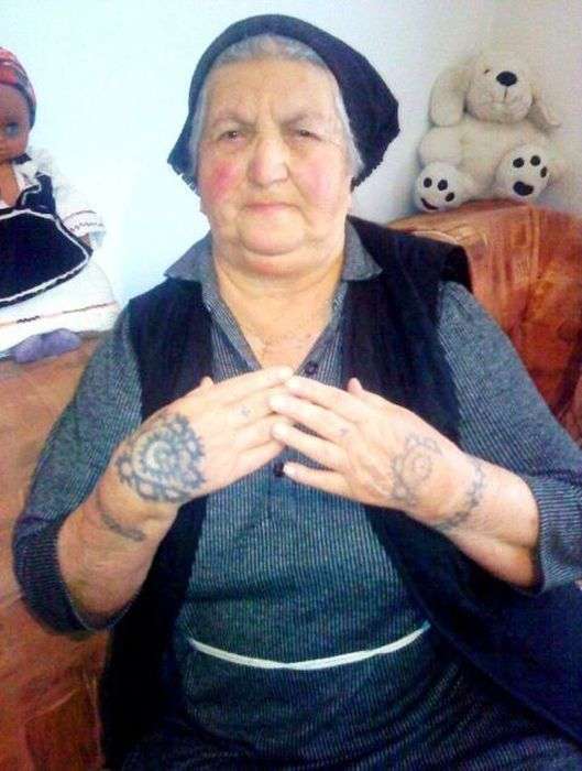 Хорватські бабусі з татуюваннями на руках (9 фото)