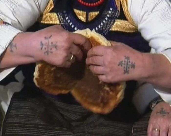 Хорватські бабусі з татуюваннями на руках (9 фото)