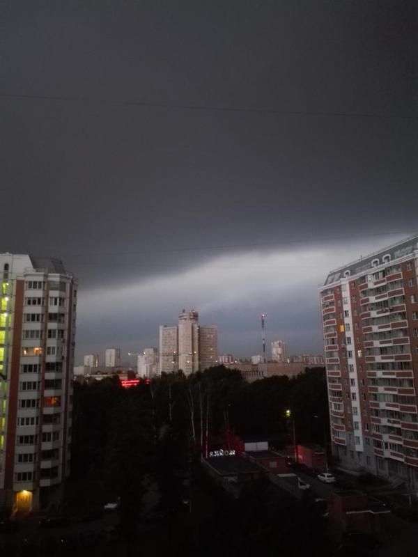Злива та гроза обрушилися на Москву (18 фото)