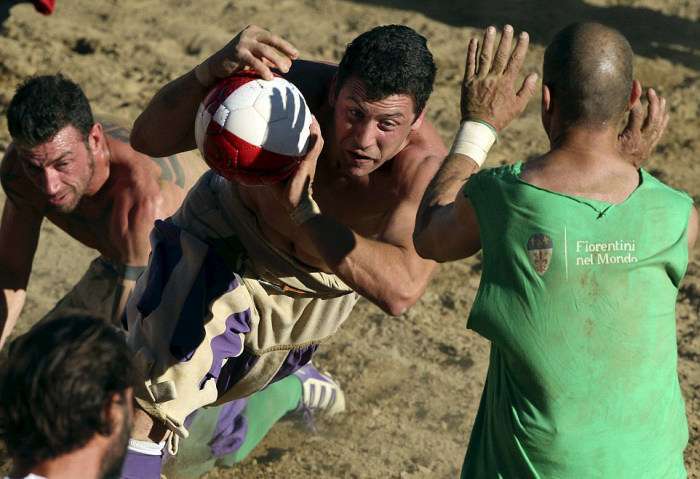 Флорентійський кальчо - жорстокий прабатько футболу і регбі (27 фото)