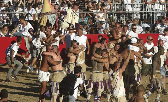 Флорентійський кальчо - жорстокий прабатько футболу і регбі (27 фото)
