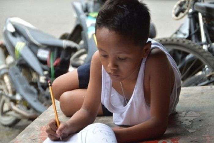 Бездомний філіппінський хлопчик, любить вчитися, отримав державну допомогу завдяки звичайним фото (4 фото)