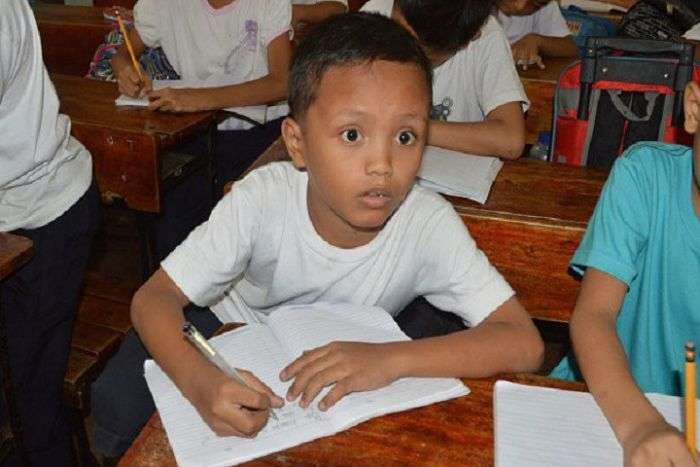 Бездомний філіппінський хлопчик, любить вчитися, отримав державну допомогу завдяки звичайним фото (4 фото)