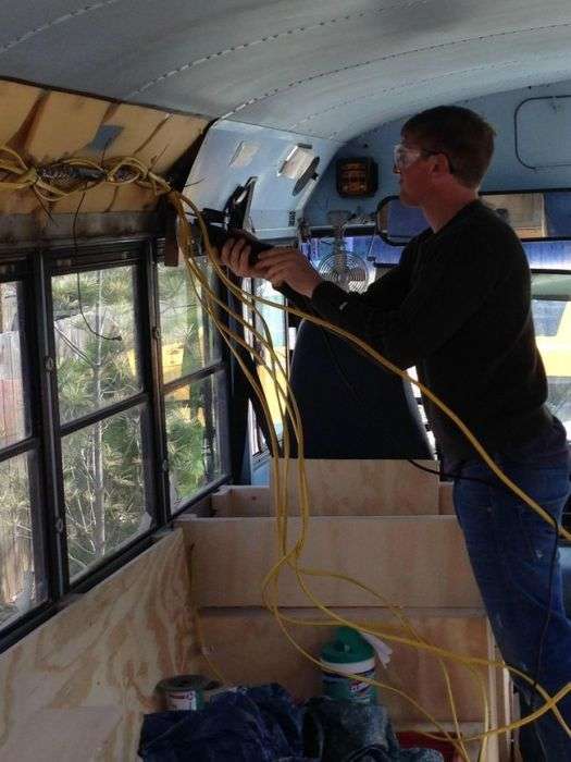Випускники коледжу побудували крутий будинок на колесах на базі шкільного автобуса (30 фото)
