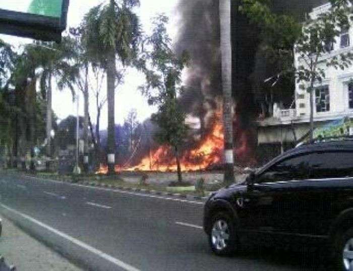 В Індонезії військово-транспортний літак впав на готель і житлові будинки