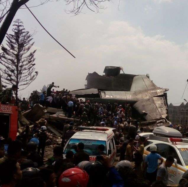В Індонезії військово-транспортний літак впав на готель і житлові будинки