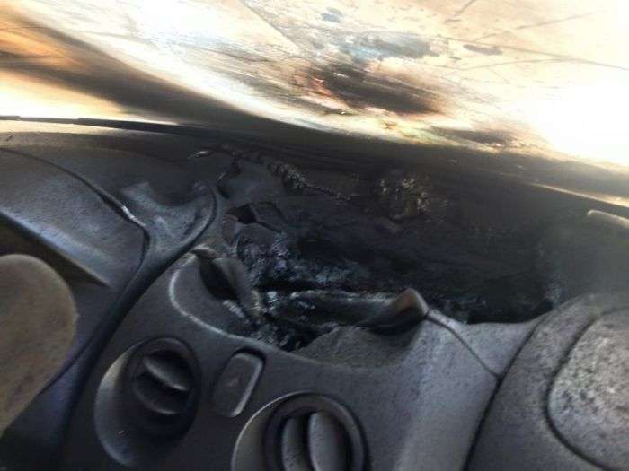 Блискавка влучила в автомобіль (2 фото)