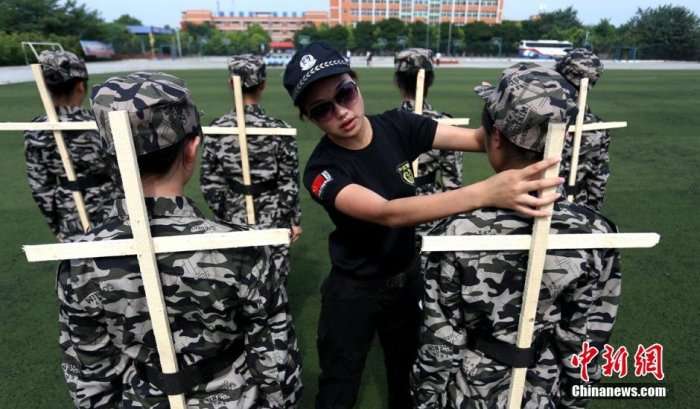 Військова підготовка студентів в китайському коледжі (7 фото)