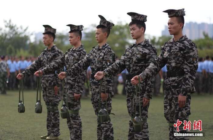 Військова підготовка студентів в китайському коледжі (7 фото)