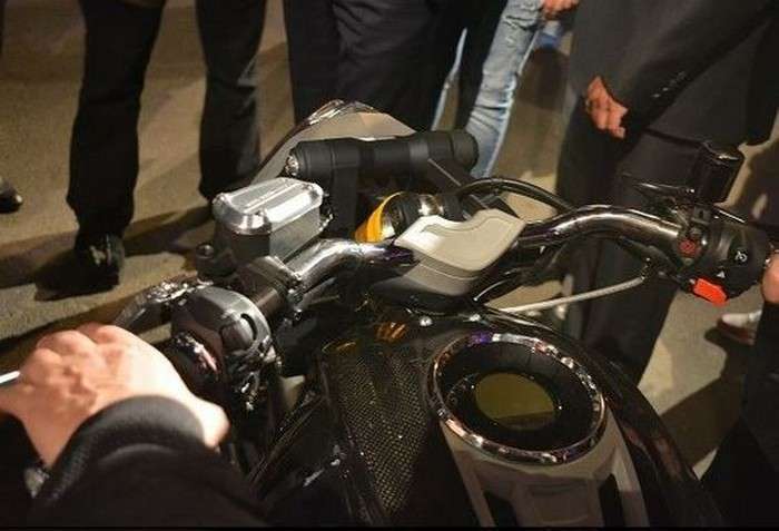 Російський мотоцикл «Вовк» виявився кастомних версією італійського байка Moto Guzzi (6 фото)