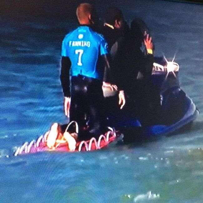 Серфінгіст Майкл Феннінг був атакований акулою прямо під час змагань (3 фото + відео)