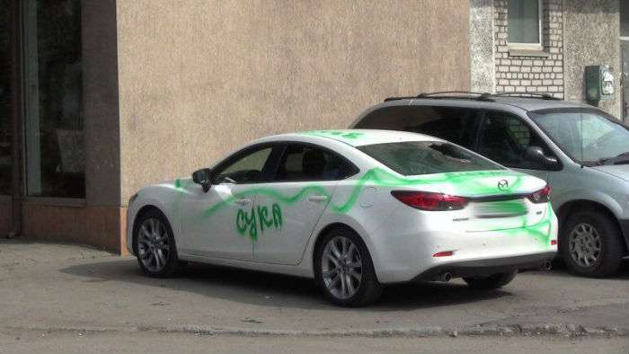 Житель Калінінграда в прагненні помститися колишній дівчині розмалював фарбою три автомобіля (3 фото)