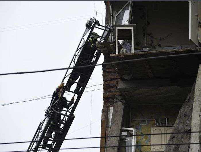 У Пермі зясовують причини обвалу підїзду 5-поверхового будинку (15 фото)