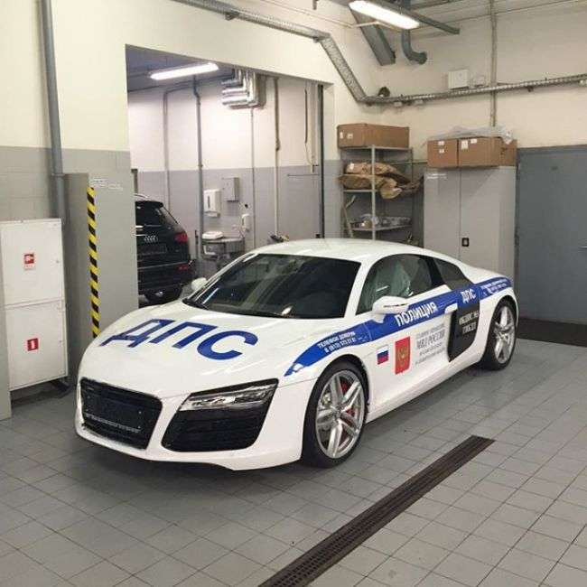 У поліції Санкт-Петербурга зявився суперкар Audi R8 (3 фото)