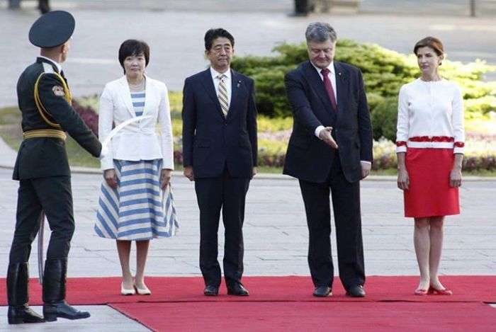 Незрозумілі дії Петра Порошенко на зустрічі з премєр-міністром Японії (3 фото)