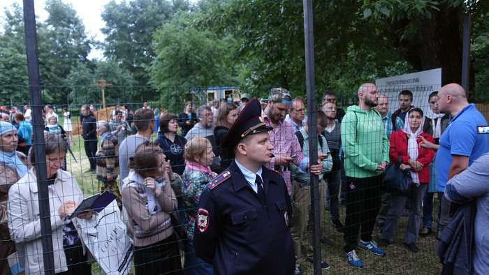 У московському парку «Торфянка» йде протистояння між прихильниками і противниками будівництва храму (39 фото)