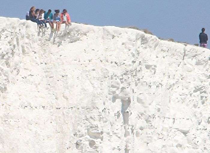 Безстрашні підлітки сіли на край крейдового скелі на березі Ла-Маншу (3 фото)