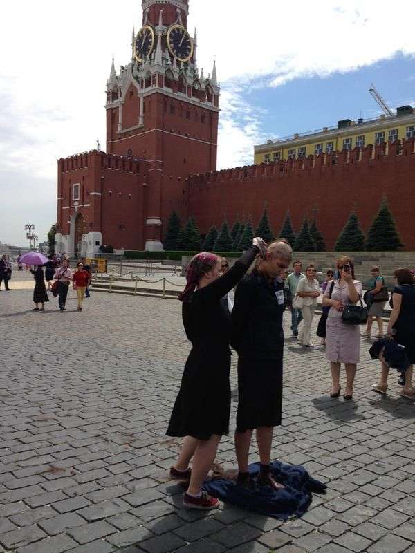 У центрі Москви за перформанс з голінням голови наголо була затримана активістка Катрін Ненашева (2 фото)