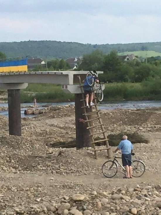 В Івано-Франківській області люди змушені експлуатувати недобудований міст (4 фото)