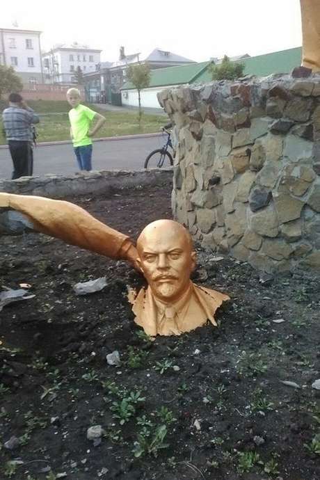 У Кемеровській області нетверезий чоловік зламав памятник Леніну в спробі зробити селфи (3 фото)