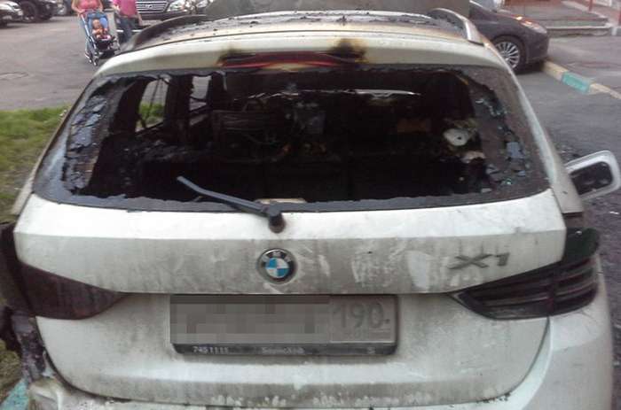 У Москві від рук невідомих осіб згорів кросовер BMW X1 (4 фото)