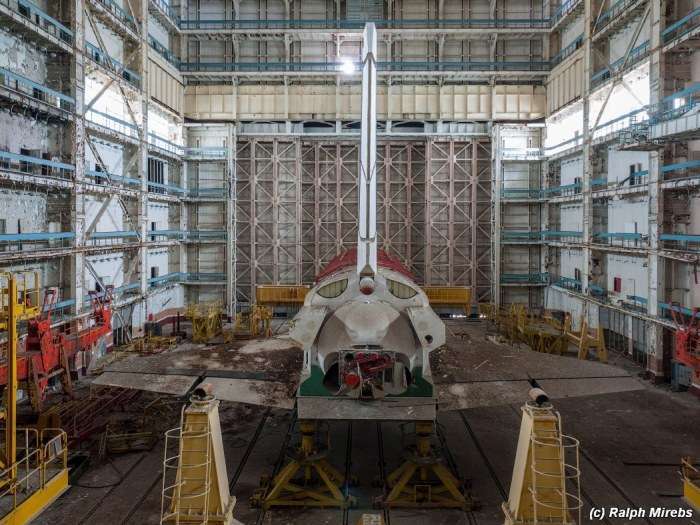 Занедбані радянські шатли на космодромі Байконур (29 фото)