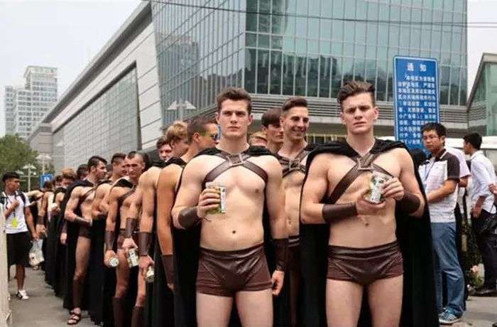 Пекінська поліція заарештувала 100 чоловіків у костюмах давніх спартанських воїнів (12 фото)