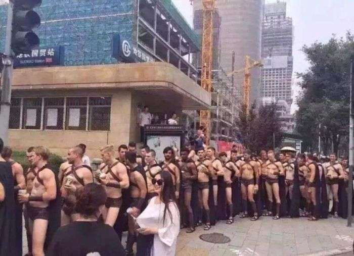 Пекінська поліція заарештувала 100 чоловіків у костюмах давніх спартанських воїнів (12 фото)