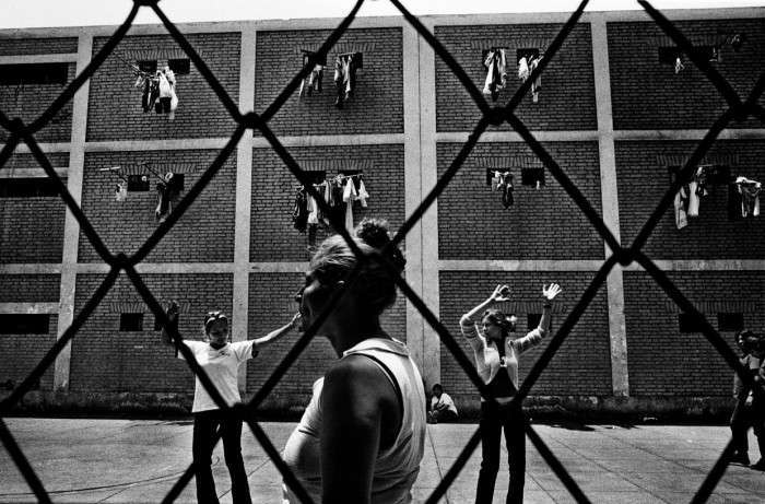 Життя у вязницях Південної Америки на знімках Валеріо Биспури (9 фото)
