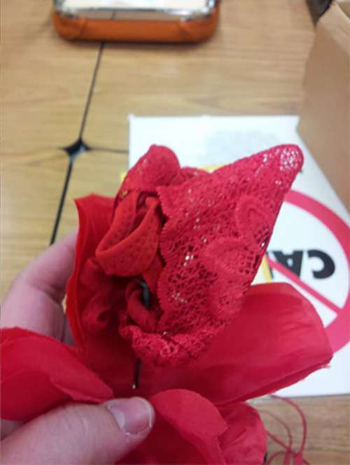 Вчитель подарували вельми незвичайну трояндочку (2 фото)