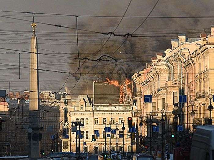 У Санкт-Петербурзі згоріло рекламне табло (3 фото)
