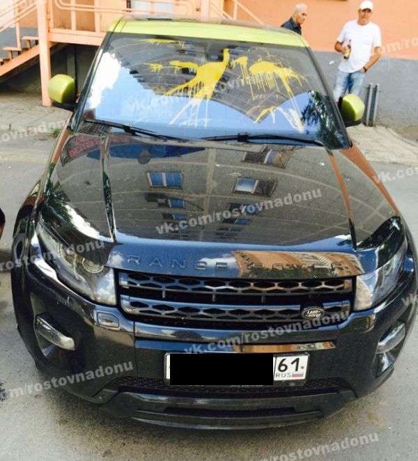 У Ростові-на-Дону зловмисники облили фарбою салон кросовера Range Rover Evoque (7 фото)