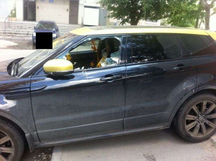 У Ростові-на-Дону зловмисники облили фарбою салон кросовера Range Rover Evoque (7 фото)