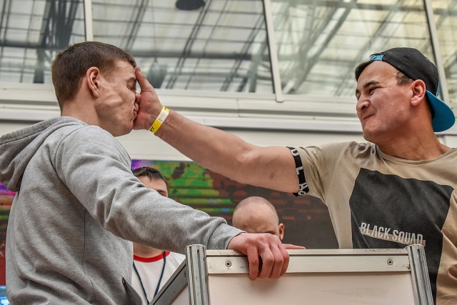 В Красноярске прошел первый чемпионат по мужским пощечинам Интересное
