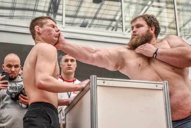 В Красноярске прошел первый чемпионат по мужским пощечинам Интересное
