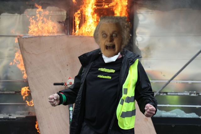 Фотожабы на фото «орущий мужчина с протестов жёлтых жилетов во Франции». МиР