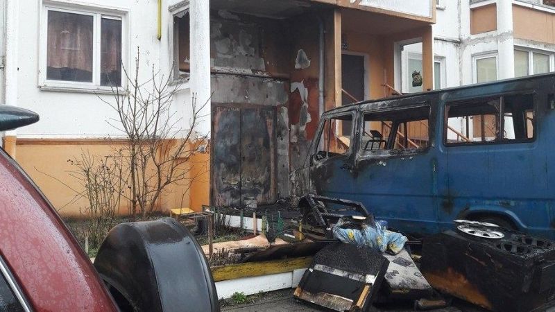 В Калининграде микроавтобус-камикадзе загорелся и впилился в подъезд МиР