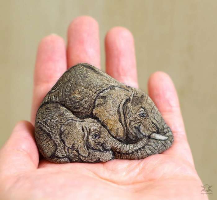Японская художница оживляет камни, рисуя на них невероятно реалистичных животных Интересное