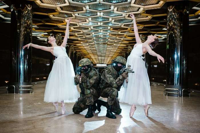 Уральские военные устроили фотосессию с балеринами   Интересное