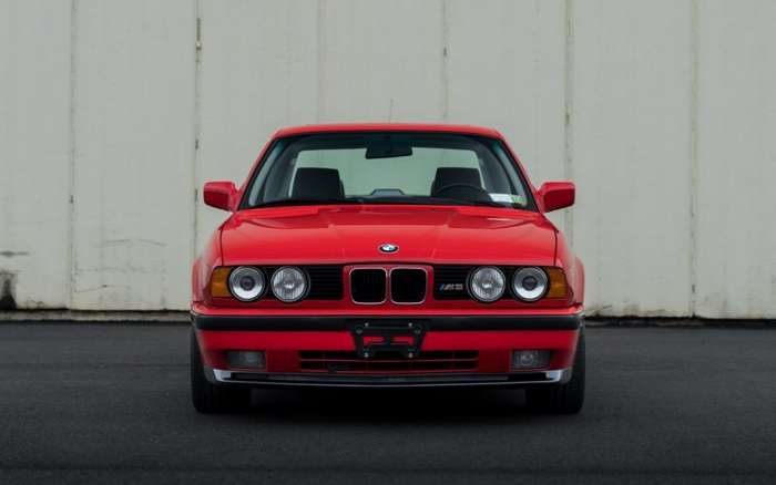 Ухоженный и недешевый BMW M5 1991 года красного цвета   авто